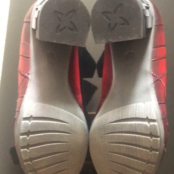 Women dressed shoes